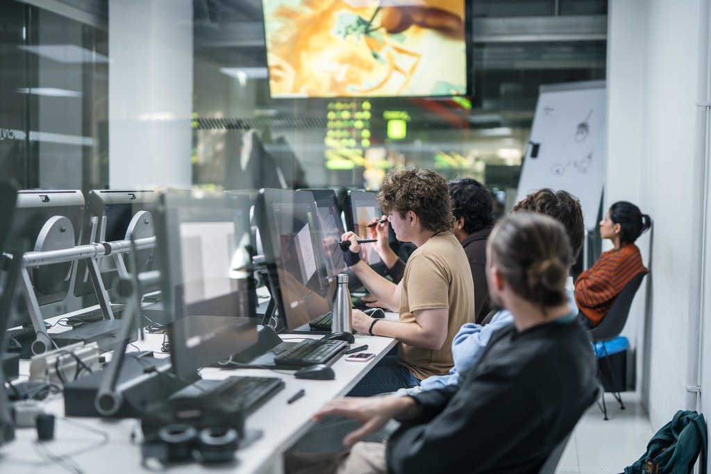 Sesión de trabajo creativo en equipo